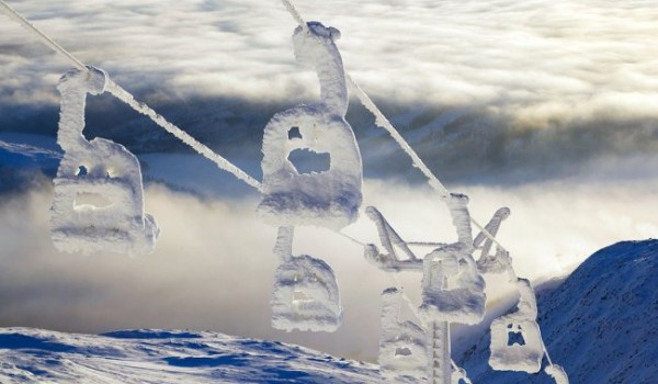 Заснеженный горнолыжный подъемник в Швеции (фото дня)