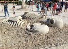 Скульптура из песка - любовь не умрет никогда (2 фото)