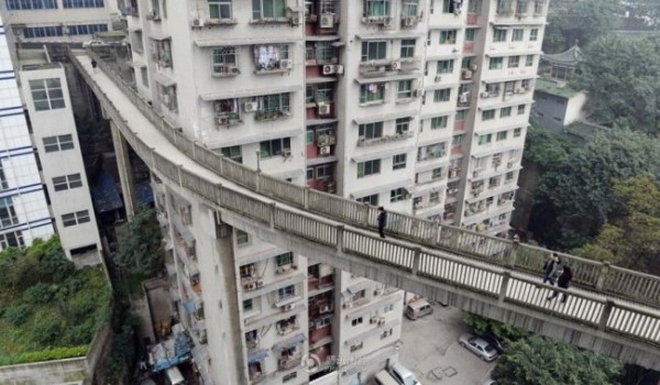 Мост между домами в Китае (5 фото)