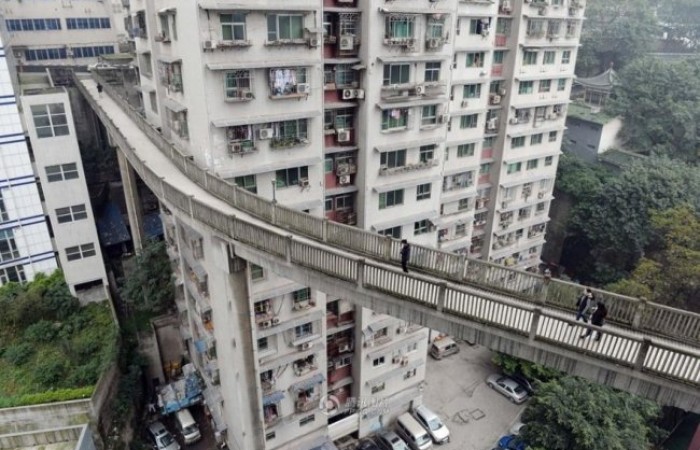 Мост между домами в Китае (5 фото)