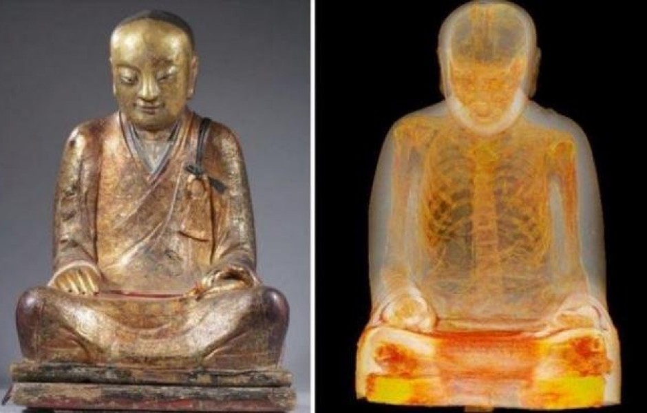 Тысячелетняя мумия монаха (2 фото)