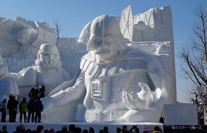Снежная скульптура для фанатов 