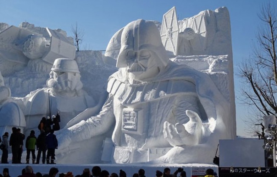 Снежная скульптура для фанатов 