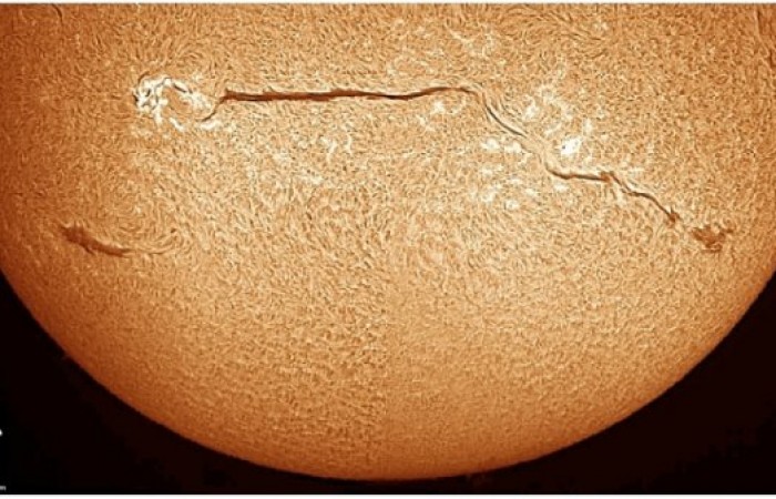 Трещина на солнце (2 фото)