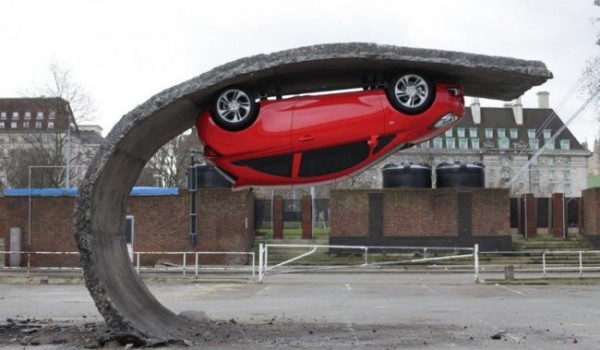 Скульптура автомобиля, повисшего в воздухе (фото дня)