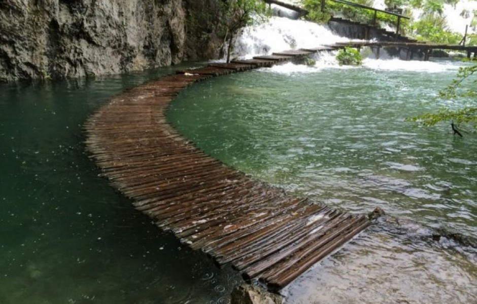 Тропинка под водой в Хорватии (фото дня)