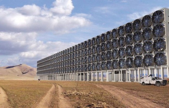 Огромная стена из вентиляторов, превращающая углекислый газ в синтетическое топливо (3 фото + видео)