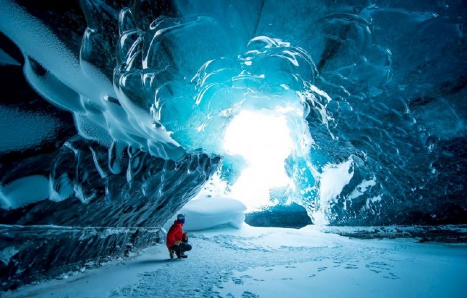 Исследуя ледяные пещеры Исландии (фото дня)