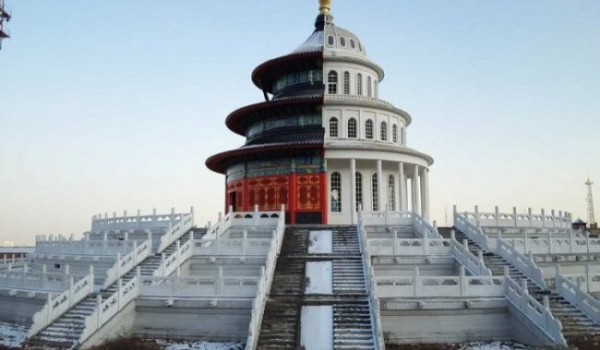 В Китае построили объеденное здание Капитолия и храма Неба (7 фото)