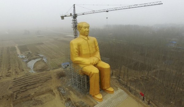 В небольшой деревушки Китая появилась 36-метровая золотая статуя Мао Цзедуна