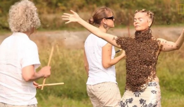 Американка исполнила танец с 10000 пчел на теле  (4 фото)