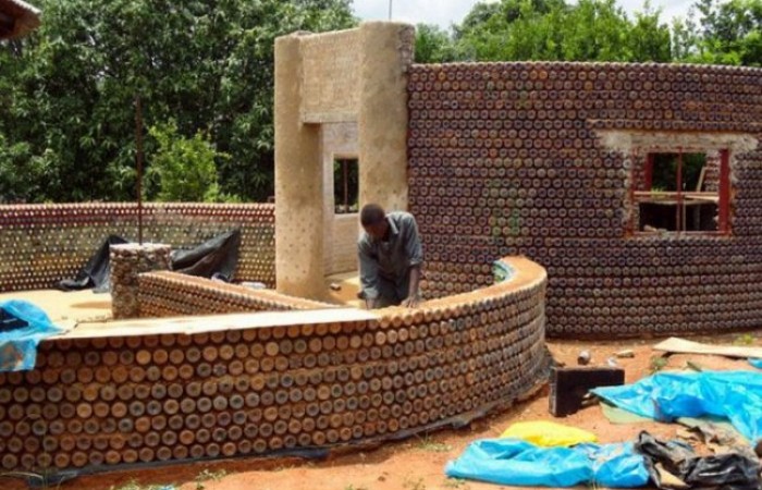 В Нигерии начали строить дома из пластиковых бутылок (7 фото)