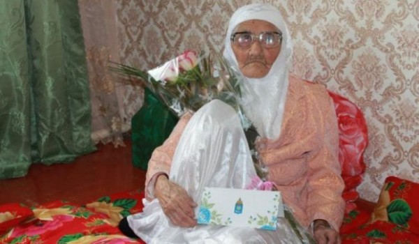 Самая старая женщина в мире (2 фото)