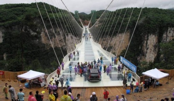 Самый длинный стеклянный мост в мире решили проверить на прочность (6 фото)