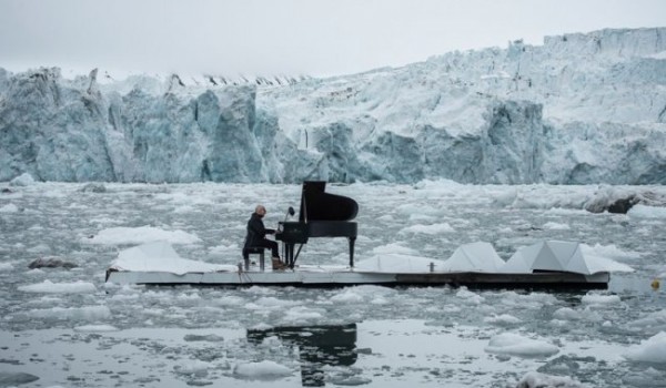 Музыкант играет на пианино на льдине (3 фото + видео)