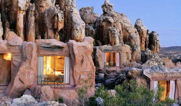 Отель в скальных пещерах в ЮАР (7 фото)