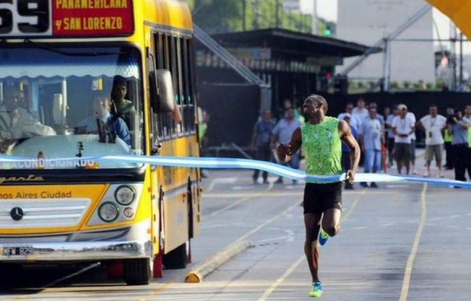 Ямайский спринтер Усейн Болт пробежался на перегонки с автобусом (фото дня)