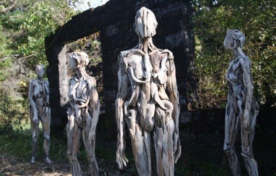 Скульптуры из коряг от дерева (10 фото)