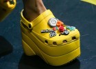 «Кроксы» на платформе: Самая уродливая и модная обувь будущей весны