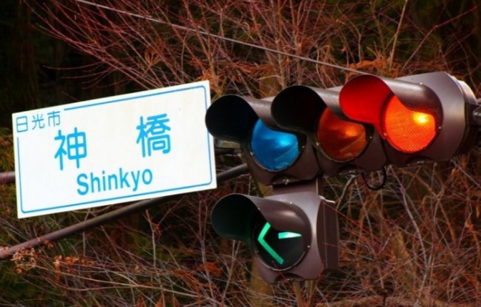 Зачем японским светофорам синий сигнал?