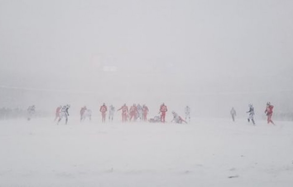 На матче по американскому футболу выпала тонна снега (9 фото)
