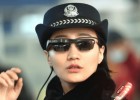 Китайские полицейские используют «умные» очки для поимки преступников (4 фото)