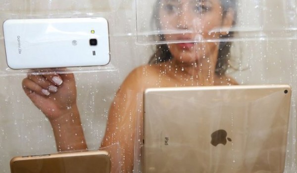 Новинка для любителей принимать душ с телефоном