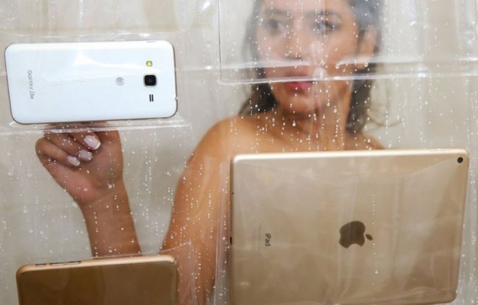 Новинка для любителей принимать душ с телефоном
