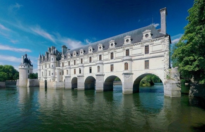 Замок во Франции над рекой Шер
