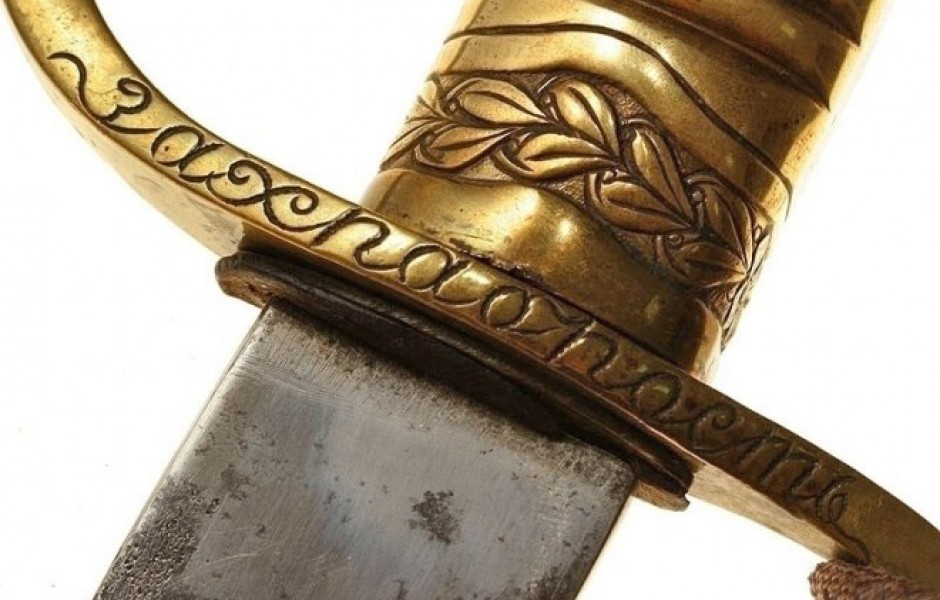 Сувенирное оружие из драгоценных металлов – достойный подарок для мужчины