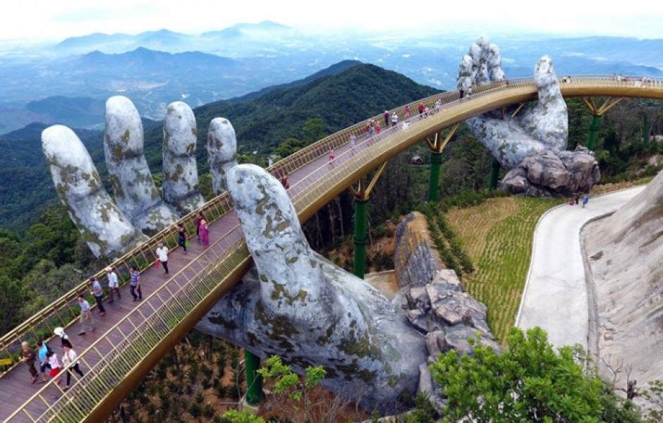 Во Вьетнаме построили мост, держащийся на ладонях