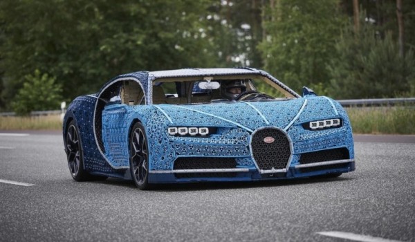 Суперкар Bugatti Chiron, собранный из Lego