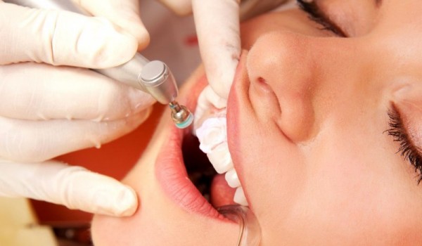 Преимущества и особенности ультразвуковой чистки зубов