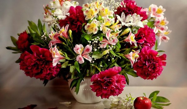 Букет цветов – идеальный подарок виновнику торжества