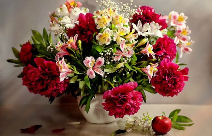 Букет цветов – идеальный подарок виновнику торжества