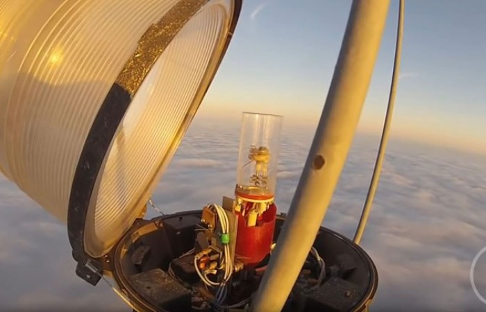 Замена лампочки на высоте 600 метров над землей (видео)