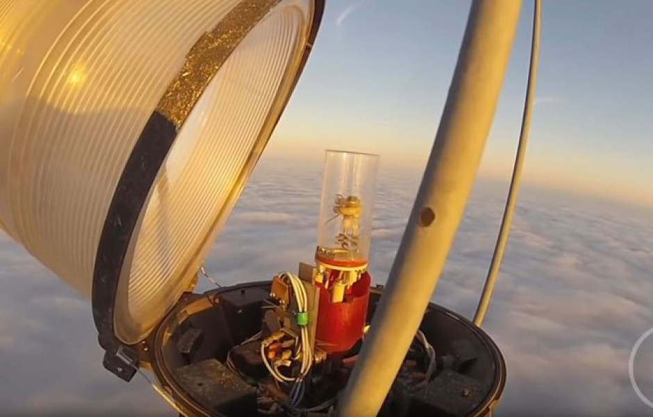 Замена лампочки на высоте 600 метров над землей (видео)