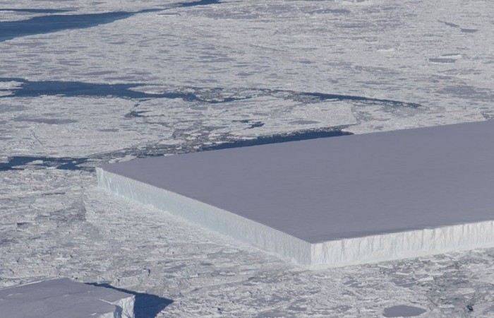 Ученые с космоса обнаружили идеально прямоугольный Айсберг в Антарктиде (фото дня)