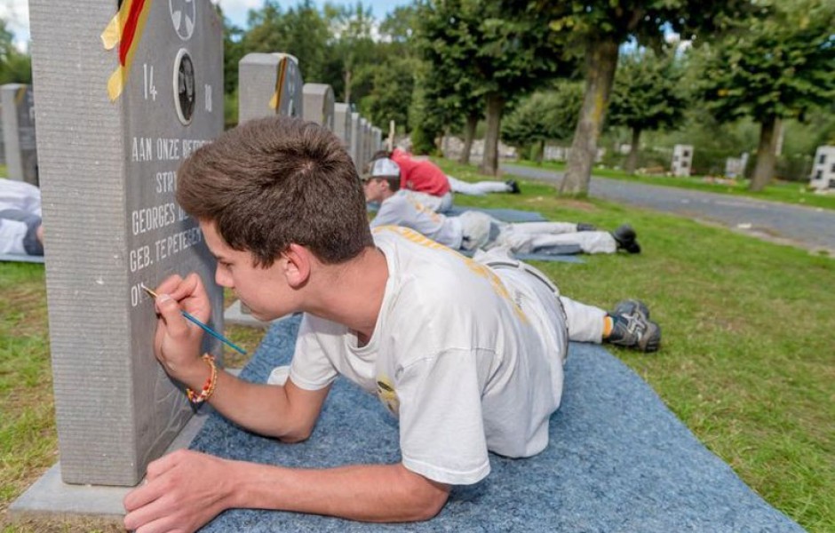 В годовщину 100-летия окончания первой мировой войны подростки реставрируют могилы ветеранов  (фото дня)