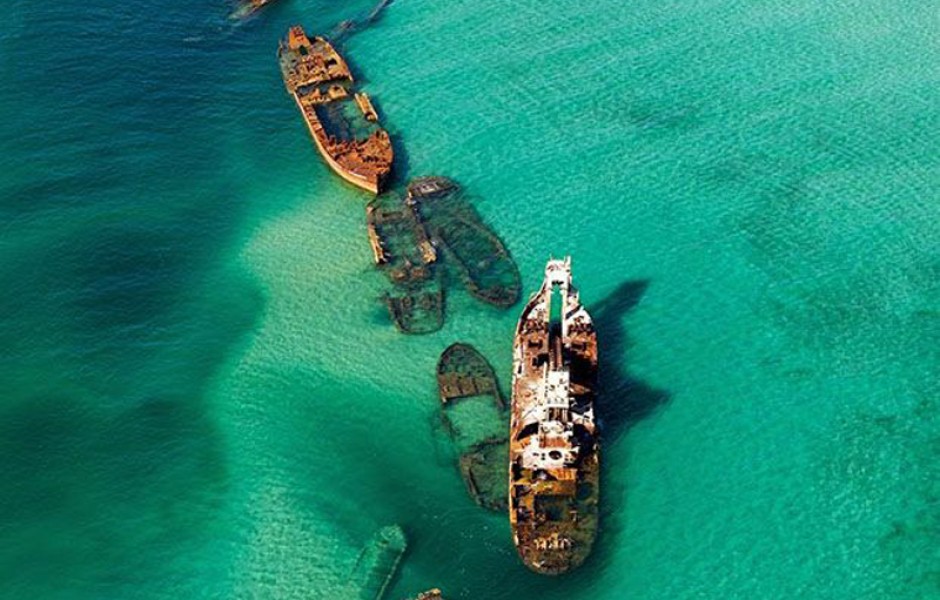 Корабли на мели в Бермудском треугольнике (фото дня)