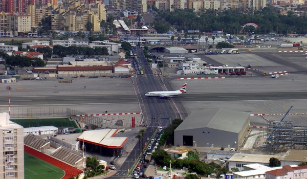 Аэропорт Гибралтара - взлётную полосу пересекает дорога! (фото дня)