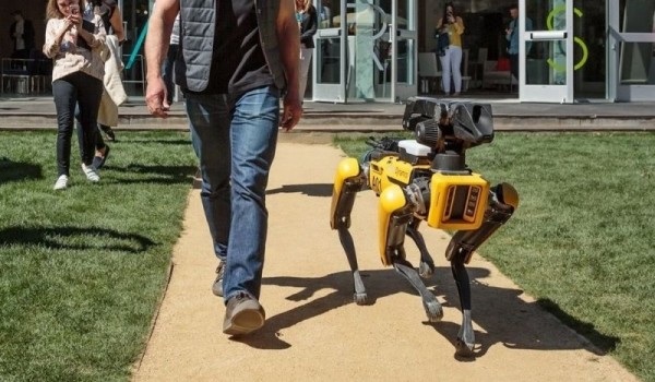 Глава Amazon выгулял собаку-робота Boston Dynamics (фото дня)