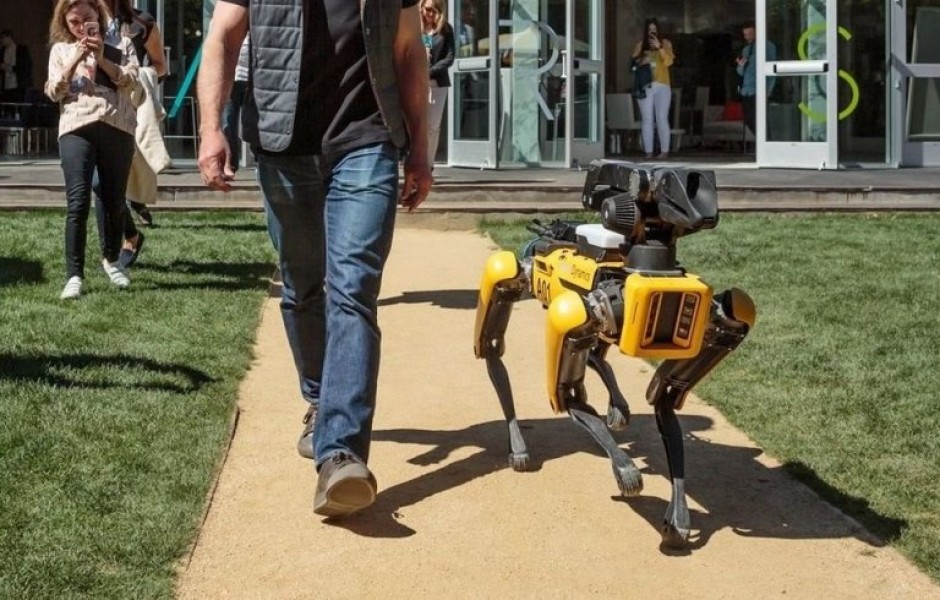 Глава Amazon выгулял собаку-робота Boston Dynamics (фото дня)