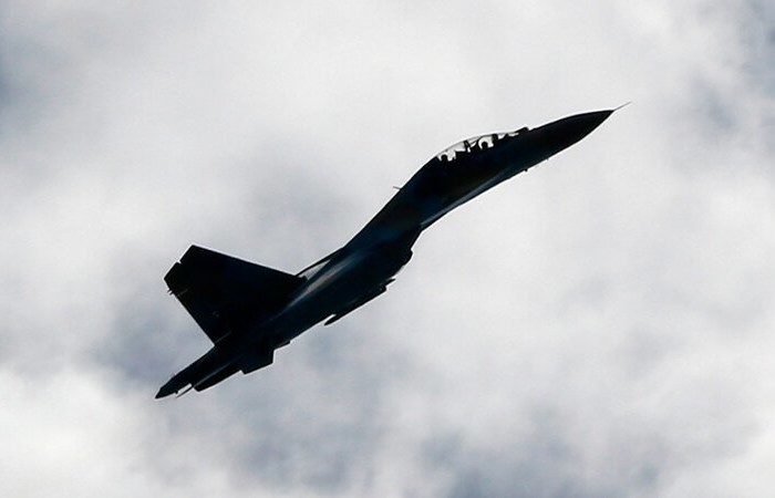 Российский Су-27 жестко отогнал истребитель НАТО (видео дня)
