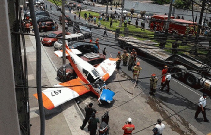 Военный самолет упал на улицу в Перу (видео дня)