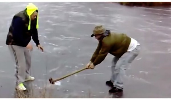 Ленивая русская рулетка на замерзшей реке (видео дня)