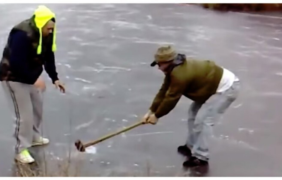 Ленивая русская рулетка на замерзшей реке (видео дня)