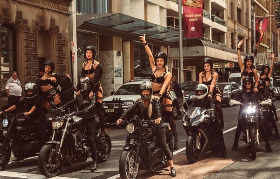 В Сиднее прошёл флешмоб мужененавистников от бренда нижнего белья (18 фото)
