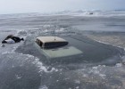 Автомобили, застрявшие во льду Байкала