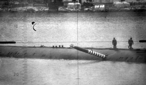 Торпеда, застрявшая в борту советской подводной лодки